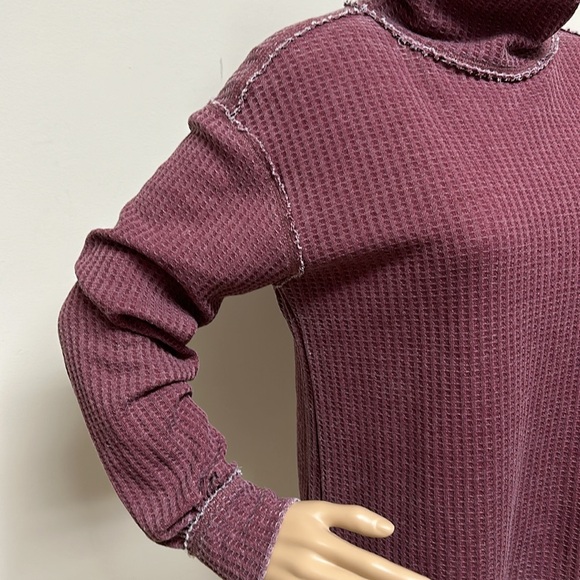True Craft Mock Turtleneck Waffle Top with Raw Edged Trim in Maroon Size M - Picture 4 of 10